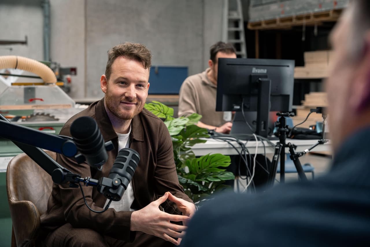 Rudy Nicola in gesprek achter de microfoon, opname op locatie